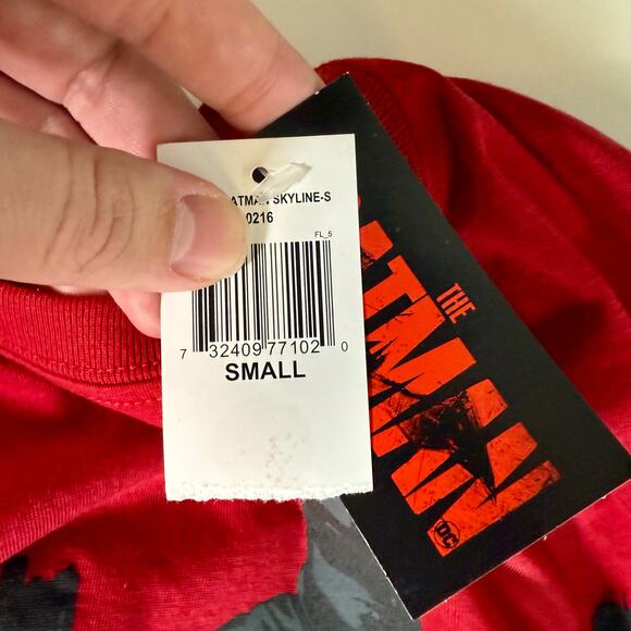 3/$20 THE BATMAN Men's Small DC Comics Red Cotton Poly Blend S/S Graphic T-Shirt - Picture 4 of 5